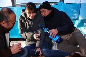 Anh xã ngu ngục để người vợ đi cắm trại với hàng xóm