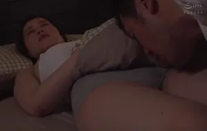 3 ngày ông xã đi công tác, người vợ ở nhà nữa đêm bị bố chồng yêu mò vào phòng