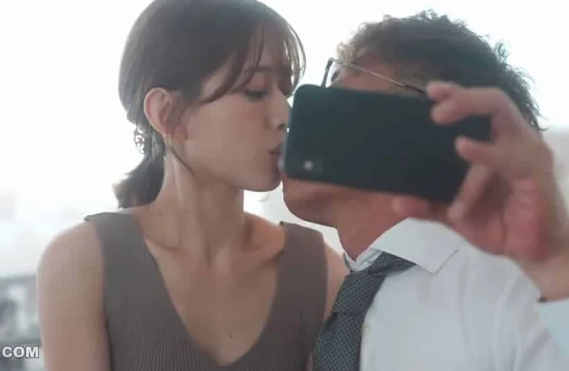 Thấy bà xã hơi lạ, người chồng xem điện thoại vợ và thấy cảnh phang với tiền bối của mình