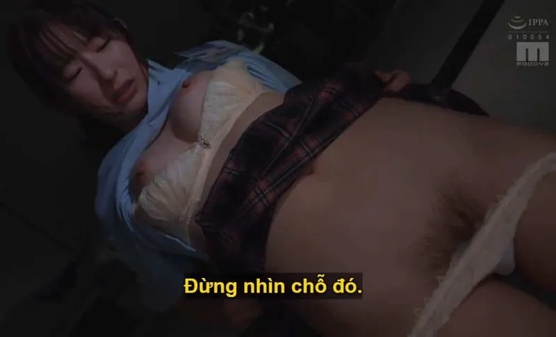 Ông chủ âm mưu quan hệ với cô nhân viên kiêu kỳ lười nhác, suốt ngày chỉ chăm chăm chat chit cùng người yêu.